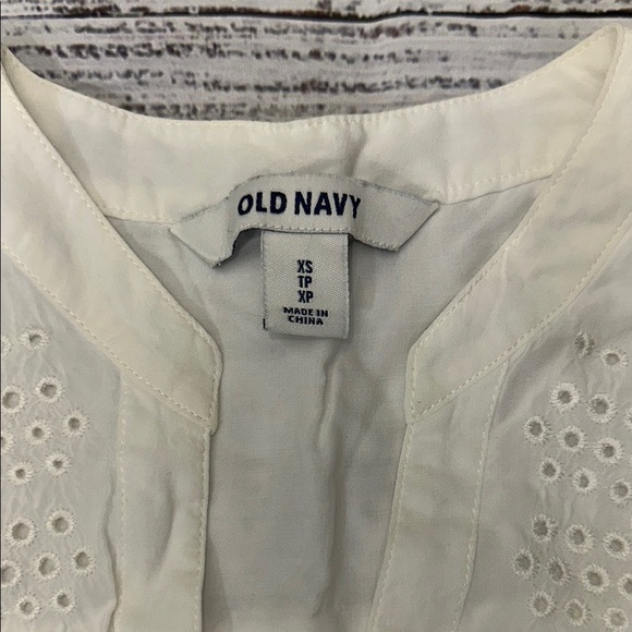 Old Navy White‎ Sleeveless Button Down Blouse Sz. XS - Picture 2 of 8